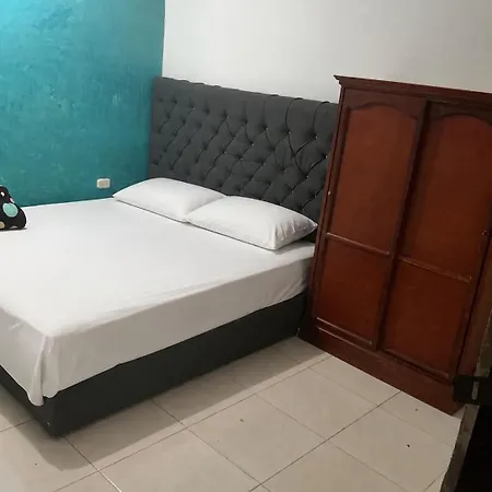 Habitación en casa particular Solo Mujeres Cama 2x2 Con Baño Compartido Cartagena